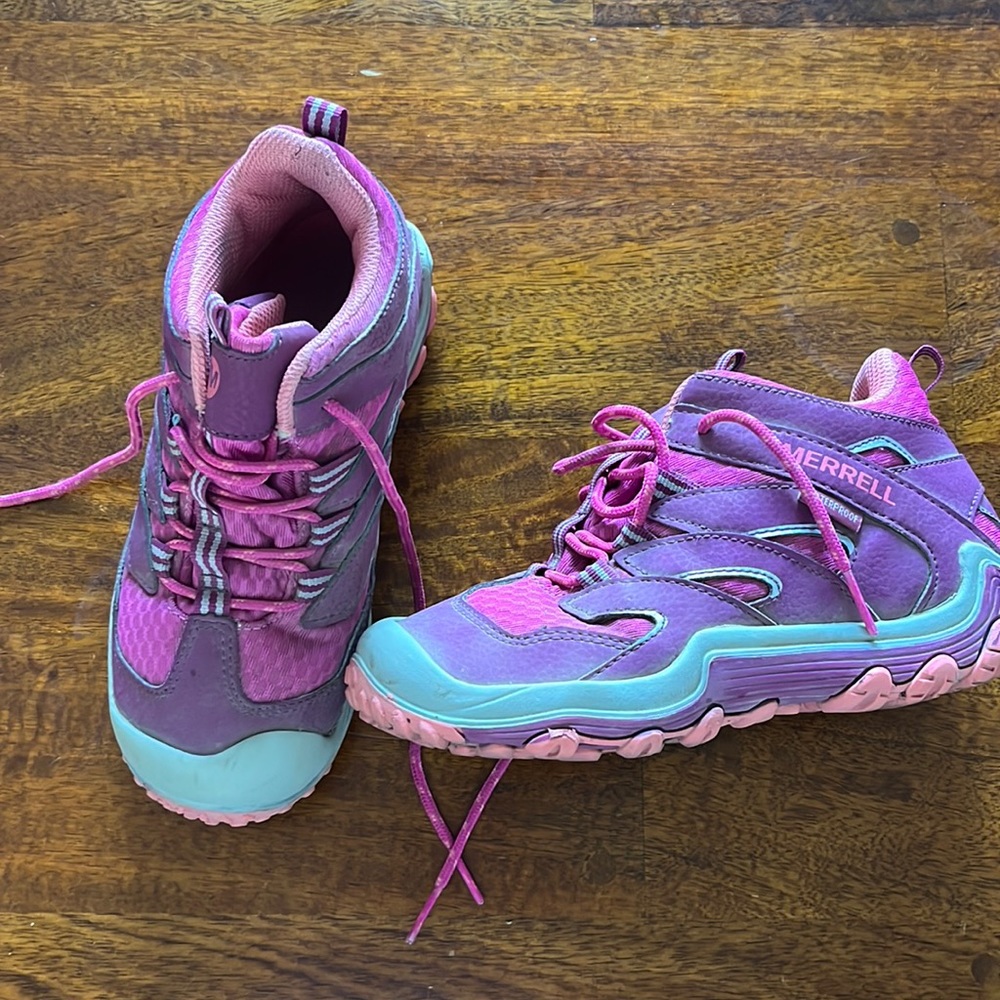 Kids hiking boots